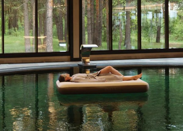 Медитация на парящих матрасах в «Тайге»