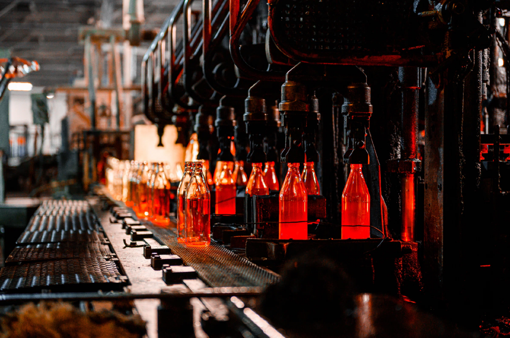 Побывала на заводе и увидела, как делают стекло